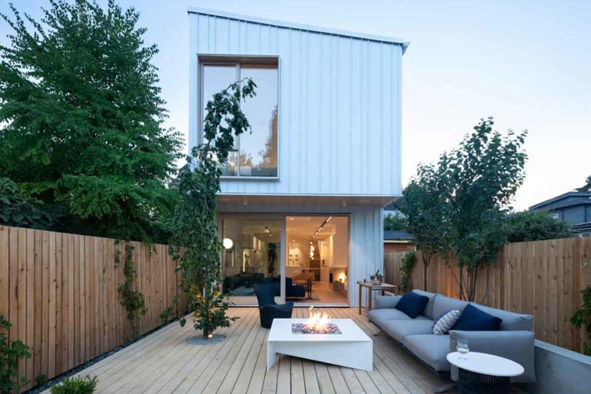 Narrow block architectural home